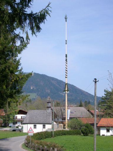 Schlegldorf - Kapelle mit Maibaum